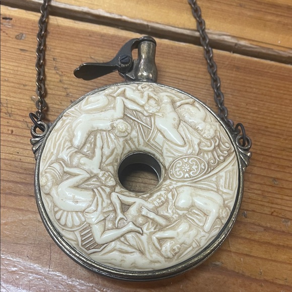 Quaint Antique ‘Risqué Ladies’ Gun Powder Flask - Picture 3 of 5